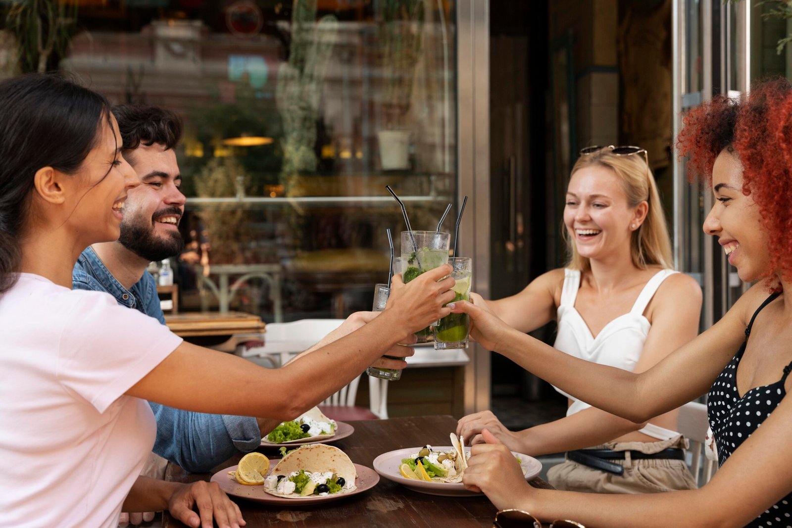 Hospitalidade para restaurantes com pessoas brindando