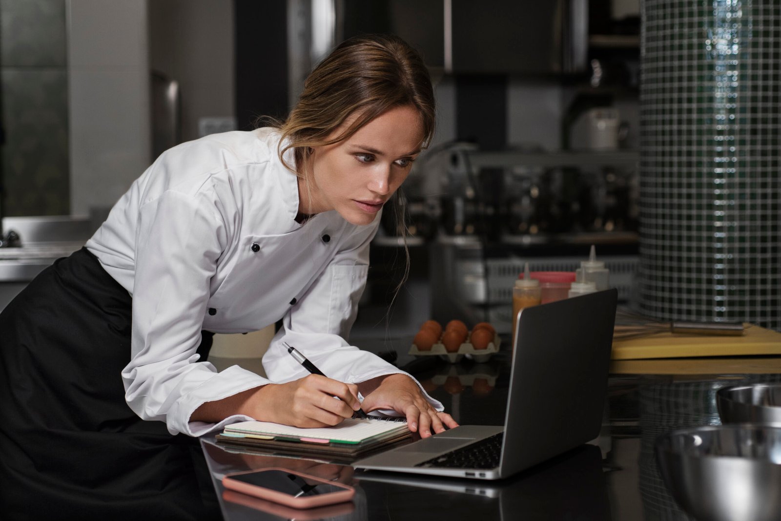 chef de cozinha fazendo um checklist de gestão de restaurante