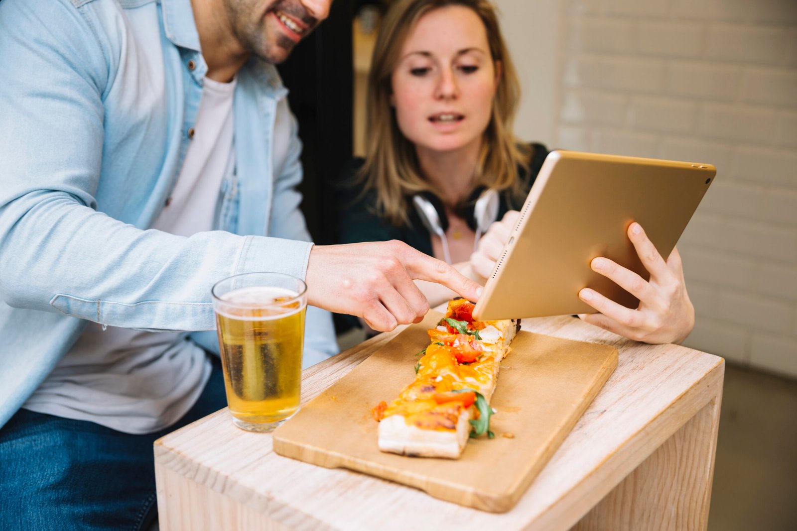 casal em mesa de bar definindo um plano de marketing para restaurante