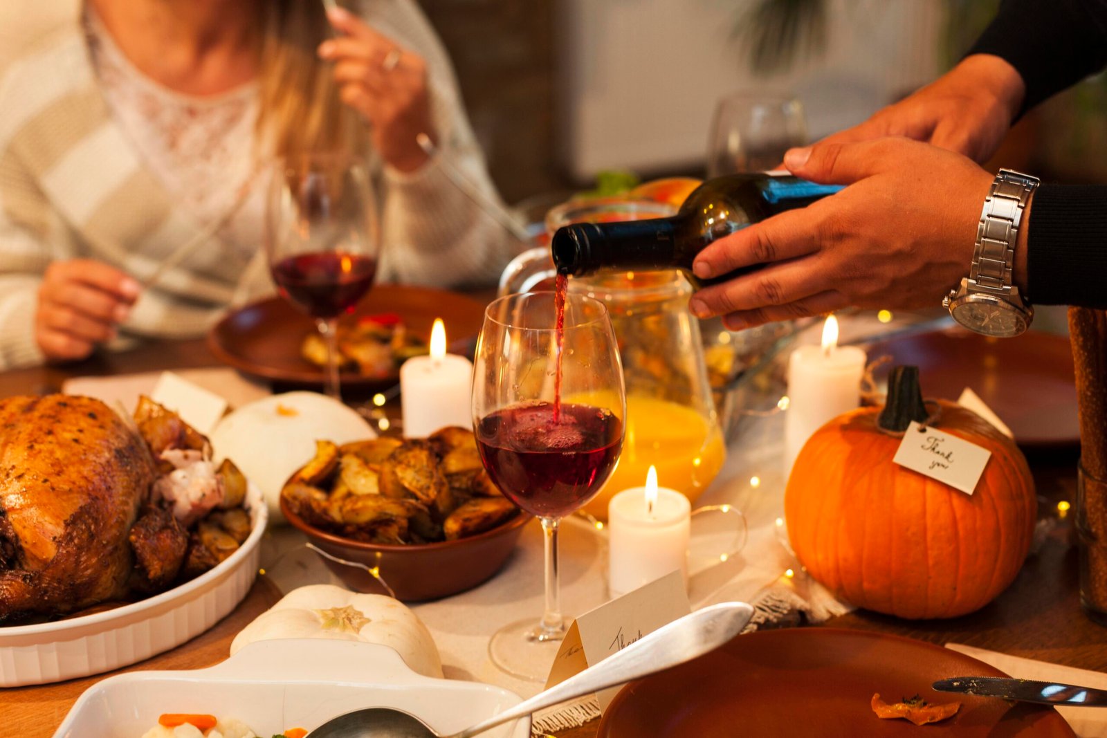 Família celebrando Halloween em restaurante