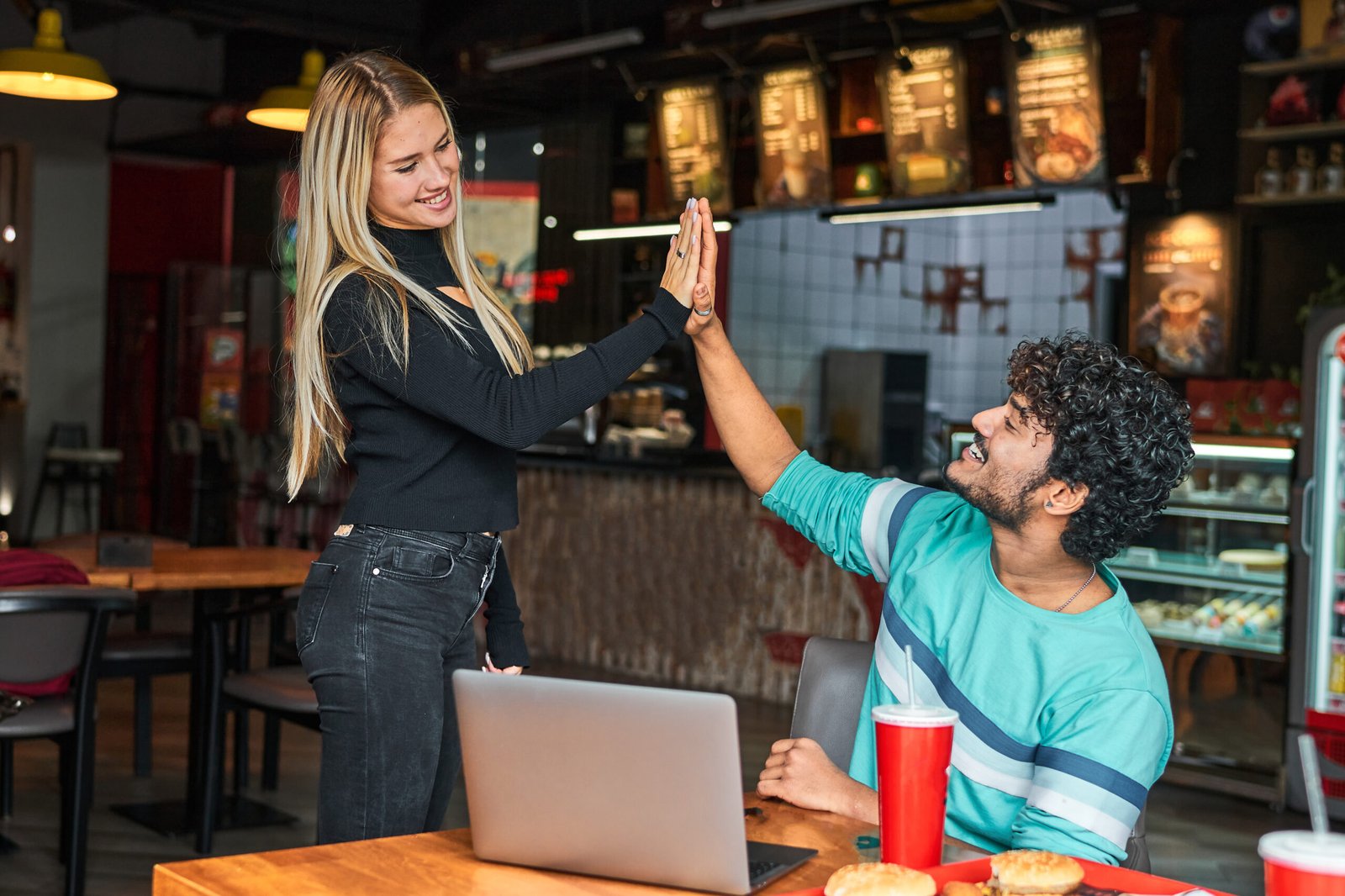 Casal celebra sucesso de campanha de Black Friday para restaurantes