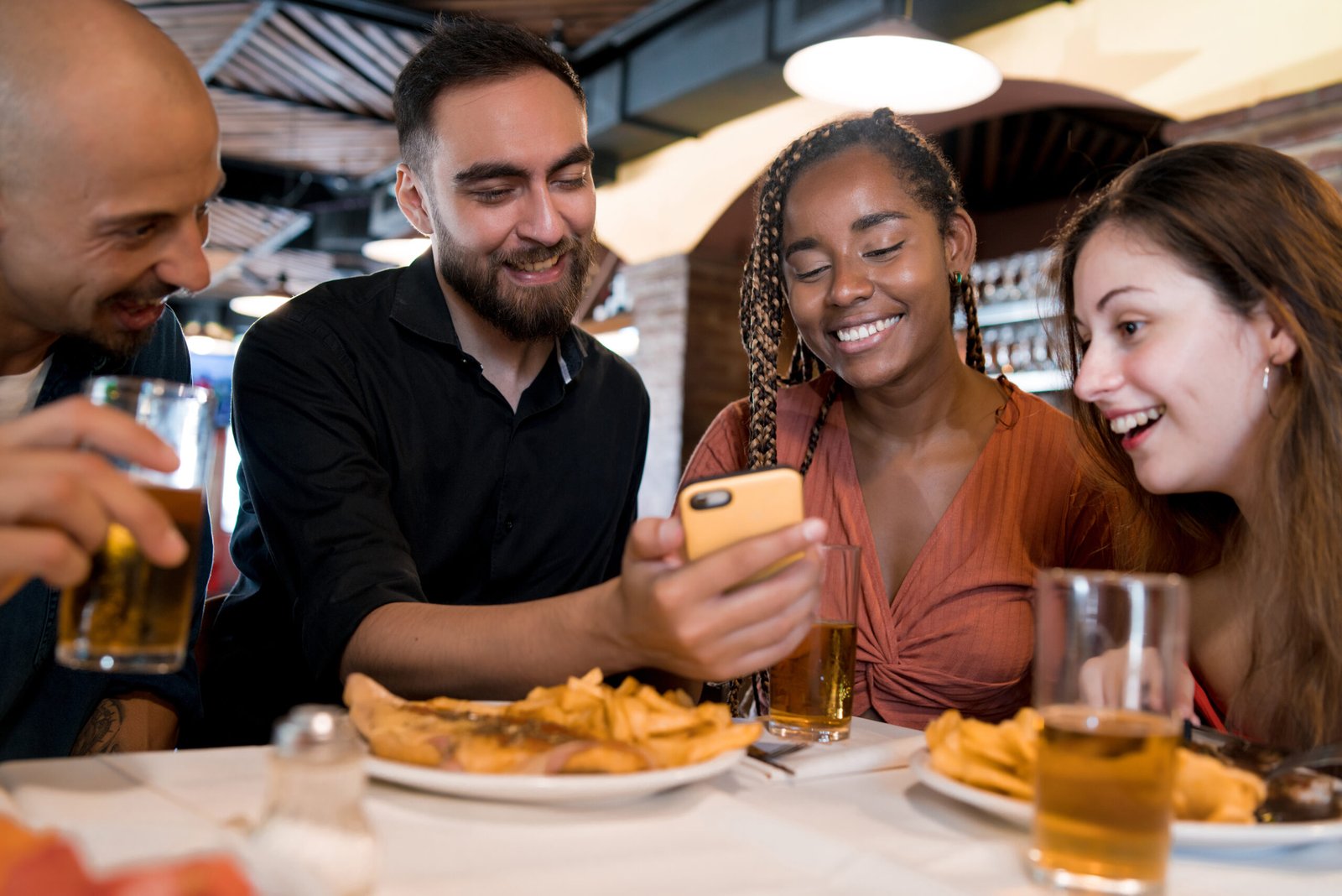 Diversos jovens comendo juntos mostra o que é perfil demográfico diferente