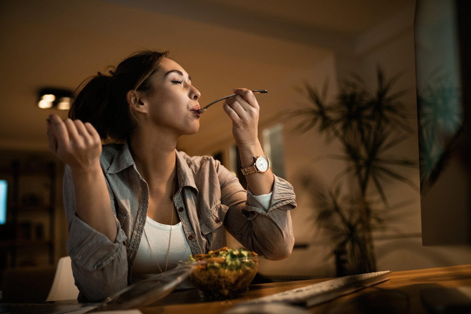 Mulher comendo usa o paladar para uma experiência sensorial