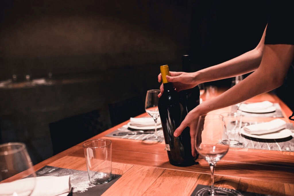 Mesa de restaurante com vinho, em contexto de taxa de rolha.