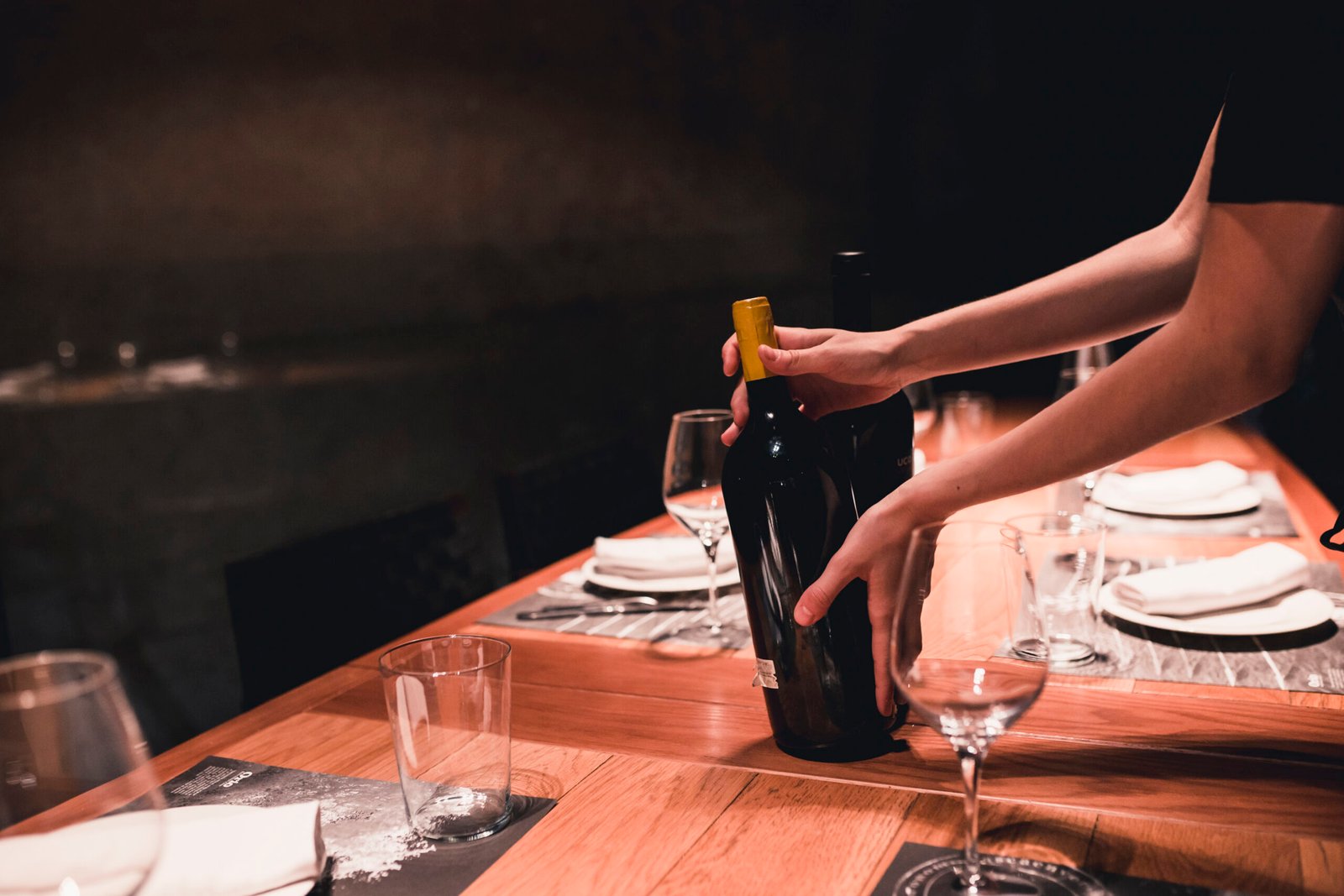 Mesa de restaurante com vinho, em contexto de taxa de rolha.